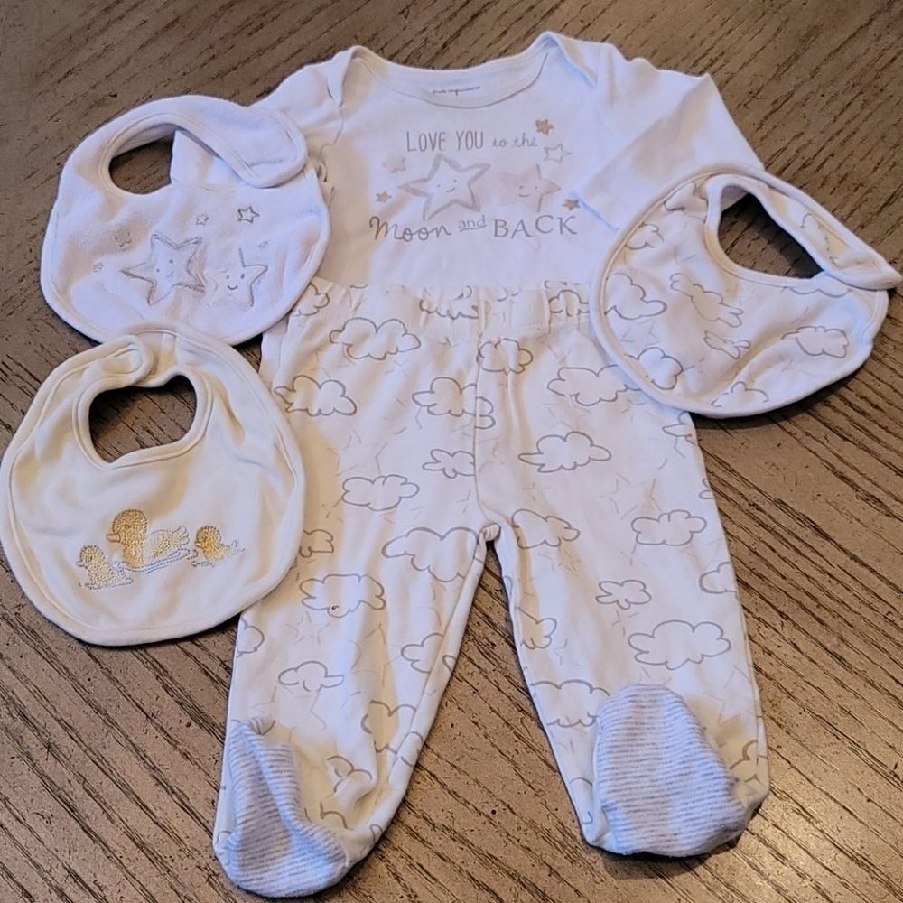 6-9 month footed pj set with bibs boy or girl 💛